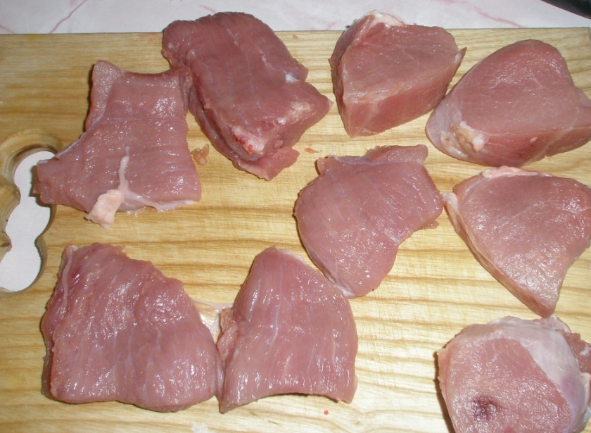 1. Этап. Телятина с грибами в сметане: Телятину промойте и обсушите бумажным полотенцем. Порежьте средними кусочками.