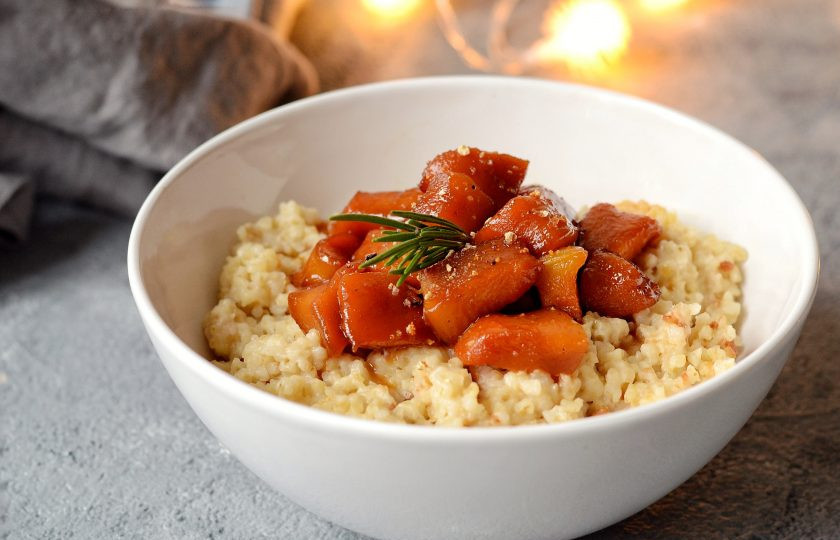 1. Этап. Каша с карамелизированной тыквой: Выложите кашу в тарелку, добавьте карамелизованную тыкву. Приятного аппетита!