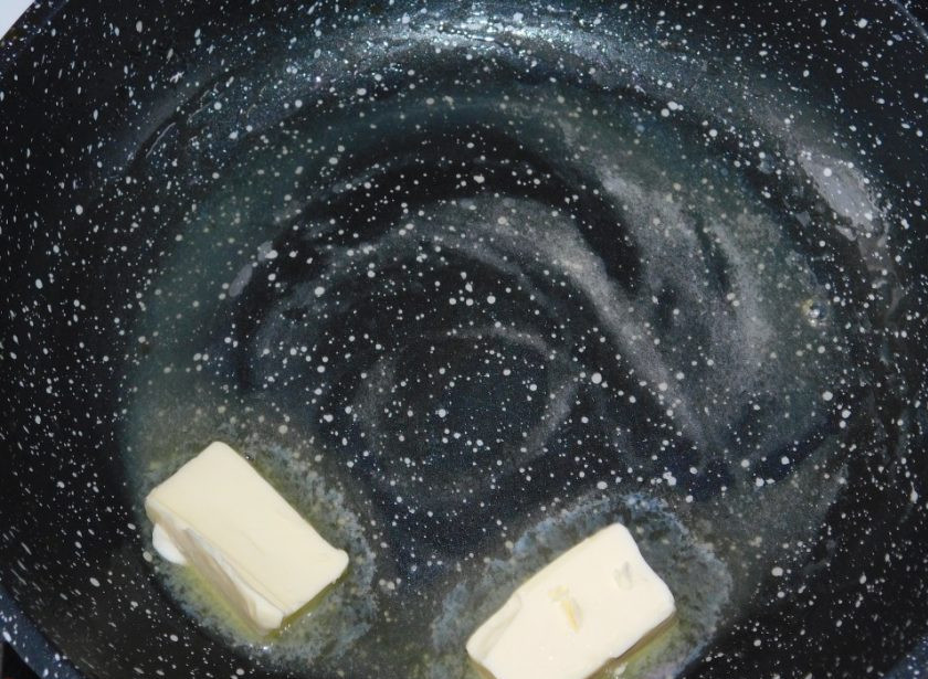 1. Этап. Томатный рис с сыром: Затем растопите на сковороде сливочное масло.