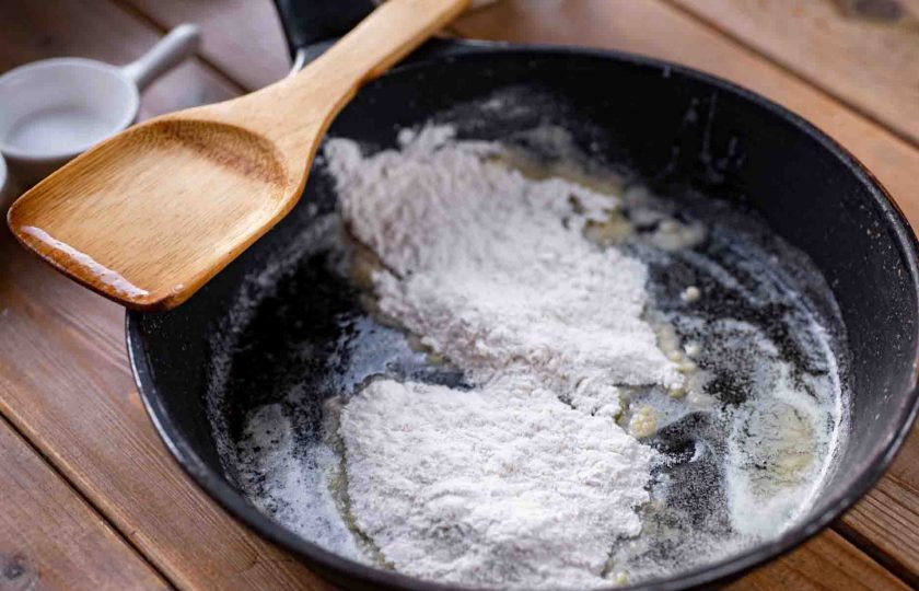 1. Этап. Ньокки с креветками: Параллельно приготовьте соус с креветками. Для этого в сковороде растопите на небольшом огне сливочное масло и добавьте муку — обжаривайте ее, постоянно помешивая лопаткой, до легкого золотистого цвета.