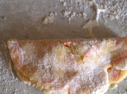 1. Этап. Печенье из моркови: Складываем лепешку пополам и концы придавливаем, чтобы джем не вытек в процессе выпечки.