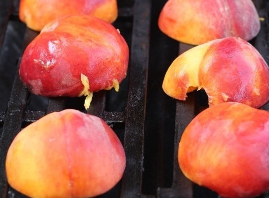 1. Этап. Жареные персики на гриле: 2. Выложите персики на решетку срезом вниз, жарьте минуты 3-4 до образования четких полосок от гриля.