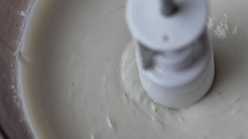 1. Этап. Творожная запеканка на пару: Перемешиваем все в течение 5-7 минут, пока масса не станет однородной.