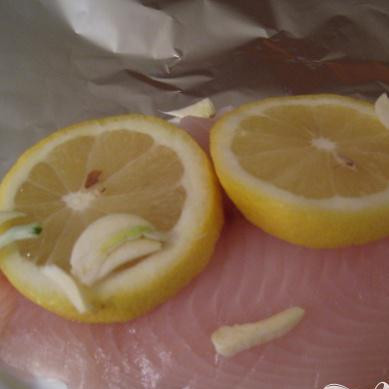 1. Этап. Тилапия с лимоном и розмарином: Положите на филе лимон (по 2-е шт. на 1 филе) и немного чеснока.