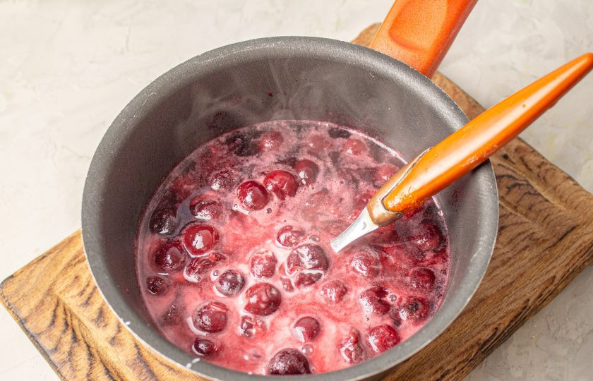 1. Этап. Творожные рогалики с вишней: Вылейте крахмальную воду к вишне и готовьте до закипания. Масса начнет густеть, значит начинка готова. Накройте вишневую начинку пленкой и уберите в холодное место, чтобы она остыла.