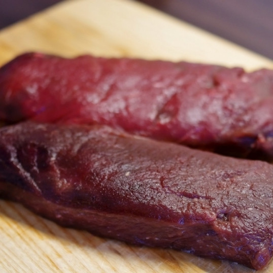 1. Этап. Стейк Диана: Говяжью вырезку хорошенько промываем. Вместо говядины можно использовать кабанину или оленину. Не экономьте на мясе - нужна действительно очень хорошая вырезка, иначе стейк 