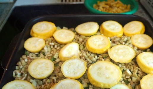 1. Этап. Курица с овощами в духовке: Уложить кружки кабачка.