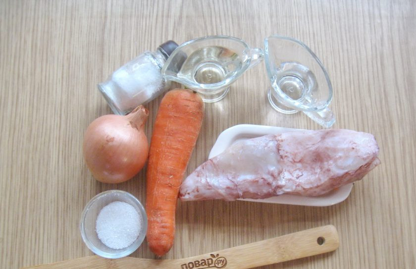 1. Этап. Салат с кальмарами и маринованным луком: Подготовьте все ингредиенты для приготовления салата.