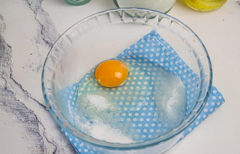 1. Этап. Ванильные оладьи: В подходящую посуду вбейте яйцо, добавьте сахар, ванильный сахар и соль. Перемешайте венчиком.