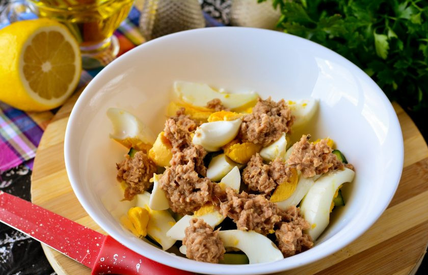 1. Этап. Салат с консервированным тунцом, яйцом и огурцом: Добавьте тунец в собственном соку. Если сока много, слейте его, чтобы салат не получился сильно жидким.