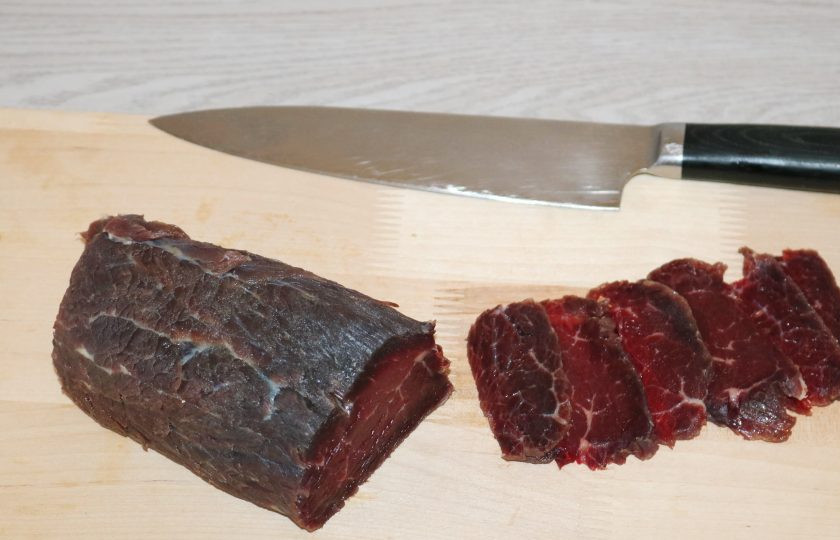 1. Этап. Говядина, маринованная в водке: Нарежьте мясо тоненькими кусочками.