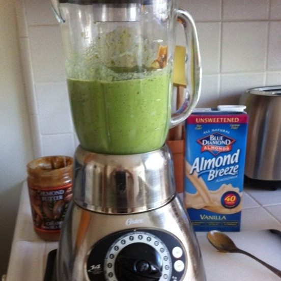 1. Этап. Зеленый коктейль с финиками: Закрыв блендер крышкой, взбейте все до однородной массы на большой скорости.