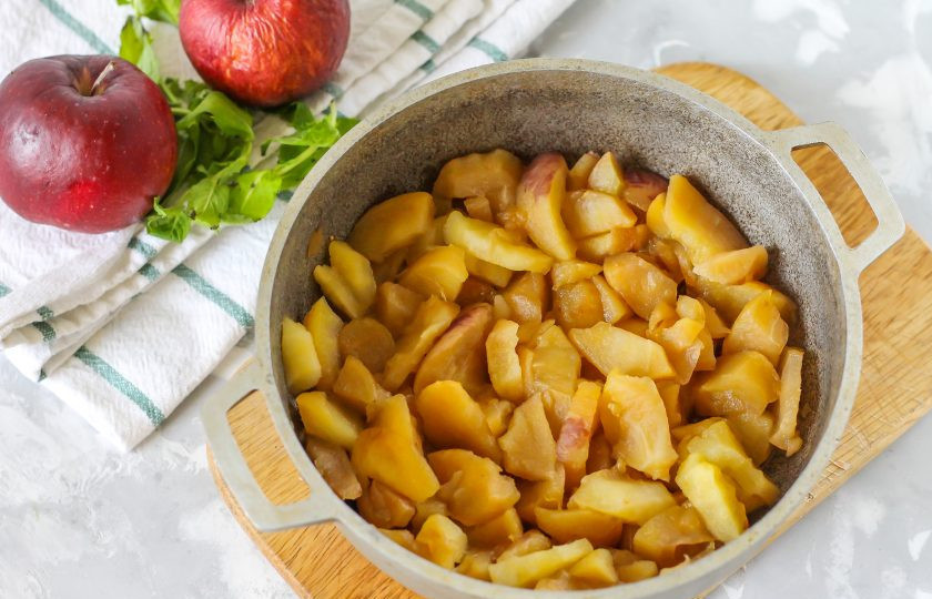1. Этап. Яблоки на зиму для детей: Тушите яблоки примерно 15-20 минут до мягкости, прикрыв емкость крышкой.