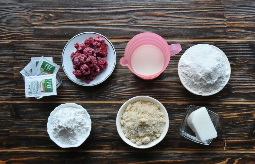 1. Этап. Маффины из рисовой и миндальной муки: Подготовьте продукты для приготовления маффинов. Если вы хотите сделать постную выпечку, без добавления продуктов животного происхождения, замените молоко на растительное. Используйте ягоды на свое усмотрение. Это может быть свежее ягодное ассорти или замороженное.