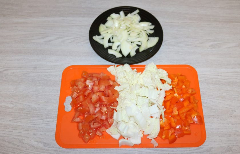 1. Этап. Гуйру лагман: Пекинскую капусту нарежьте квадратами, помидоры и перец - кубиками, сельдерей - кусочками, репчатый лук - четвертькольцами.