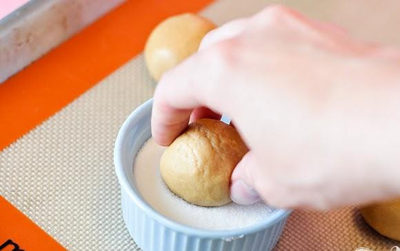 1. Этап. Мини-печенье с джемом: 2. Добавить смесь муки с содой и перемешать. Добавить половину оставшейся муки в смесь и хорошо перемешать до однородности. Добавить еще муки, если тесто слишком влажное. Оно не должно быть липким. Сформировать из теста небольшие шарики. Обвалять каждый в сахаре и выложить на противень.