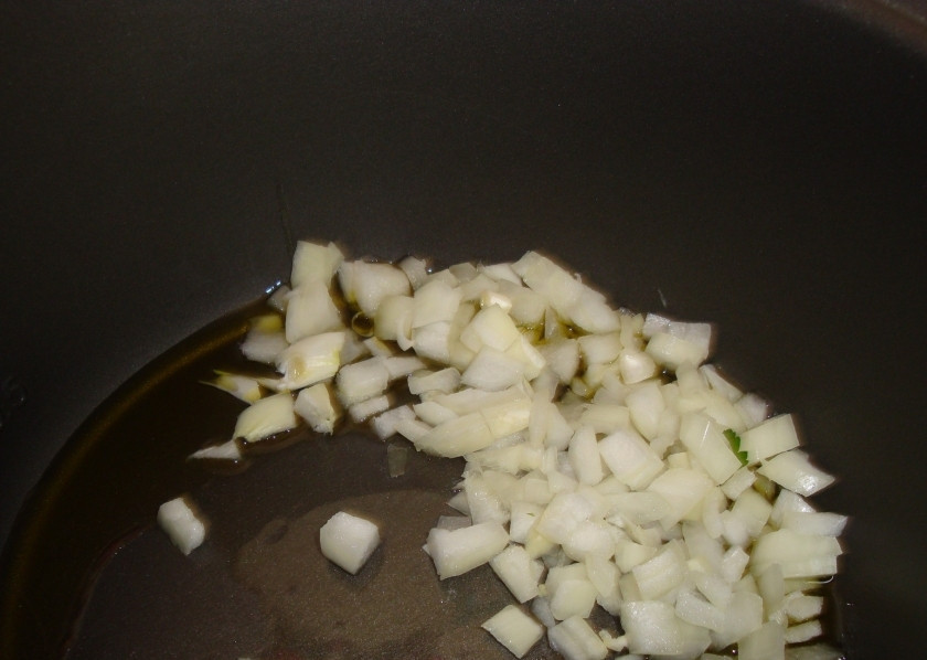 1. Этап. Цветная капуста тушеная в мультиварке: 1. Лук мелко нарезаем и отправляем в мультиварку. Мультиварку ставим в режим «Выпечка» и слегка обжариваем лук.