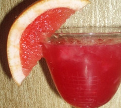 1. Этап. Коктейль Морской бриз: Безалкогольный коктейль делают из 140 гр клюквы, 50 гр. сахара, по одному литру сока грейпфрута и сока клюквы. Добавьте лед.