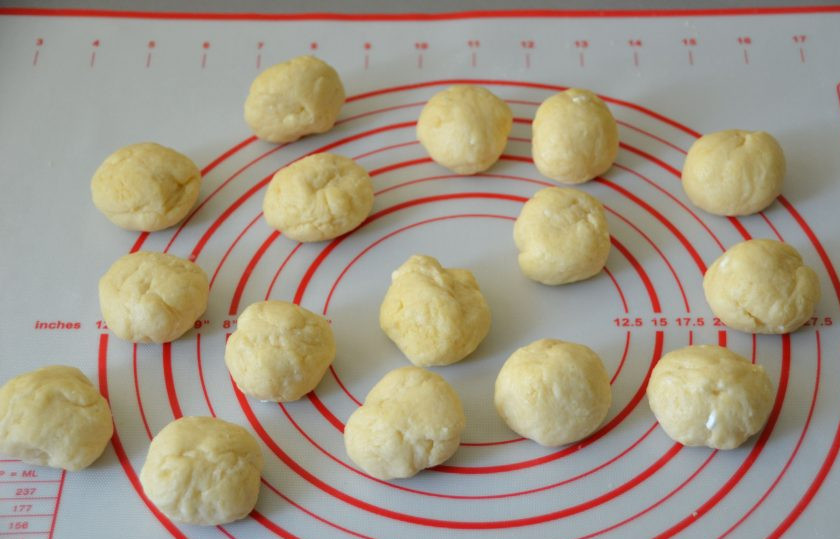 1. Этап. Творожное печенье Мышки: Разделите тесто на 16 кусочков, вес каждого примерно по 35 грамм.