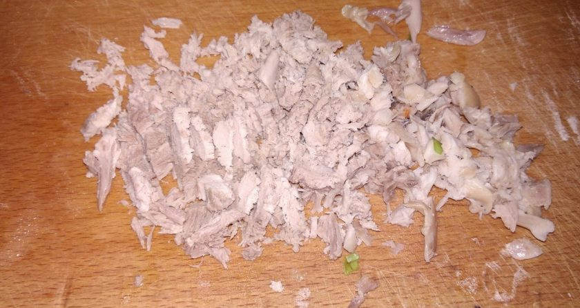 1. Этап. Суп с овсянкой и яйцом: 2. Когда мясо сварится, достаньте его из бульона, остудите и нарежьте. После этого снова отправьте в бульон.