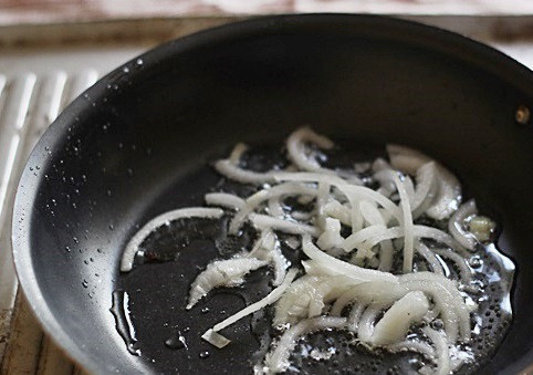 1. Этап. Соус к рису с курицей: 1. Если вы еще не знаете, как сделать соус к рису с курицей, тогда этот рецепт как раз для вас. Для начала необходимо налить на сковороду немного оливкового масла и разогреть его. (использовать в данном случае подсолнечное масло не рекомендую). Луковицу очистить и нарезать тонкими полукольцами или небольшими кубиками. Отправить на сковороду. Обжарить до прозрачности. Чеснок очистить и измельчить (можно выдавить через пресс). Добавить на сковороду и обжарить до золотистого цвета.