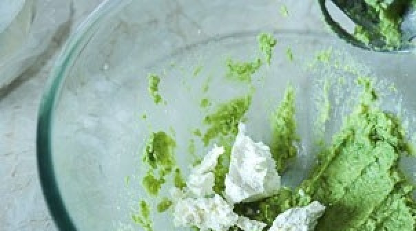 1. Этап. Тартинки с авокадо и печенью трески: 2. Добавляем творог, соль и специи по вкусу, а сок лимона (немного). Лимон нам нужен для того, чтобы сохранить красивый зеленый цвет авокадо.