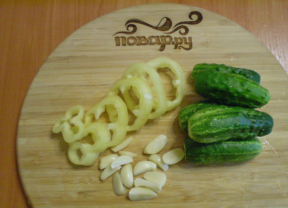 1. Этап. Закатка овощного ассорти: У огурцов нужно обрезать хвостики. Перец порезать кружочками. Чеснок — на части.