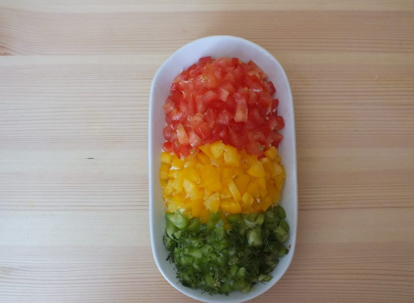 1. Этап. Салат Светофор с корейской морковью: В завершении распределите помидоры и перец в соответствии с цветами 