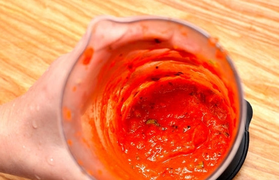 1. Этап. Томатный соус для пиццы: Помидоры с чесноком слегка охладить, измельчить в блендере вместе с зеленью.