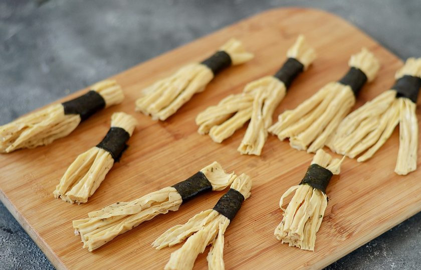 1. Этап. Жареная соевая спаржа: Нарежьте лист нори на полоски. Оберните другой край спаржи в него.