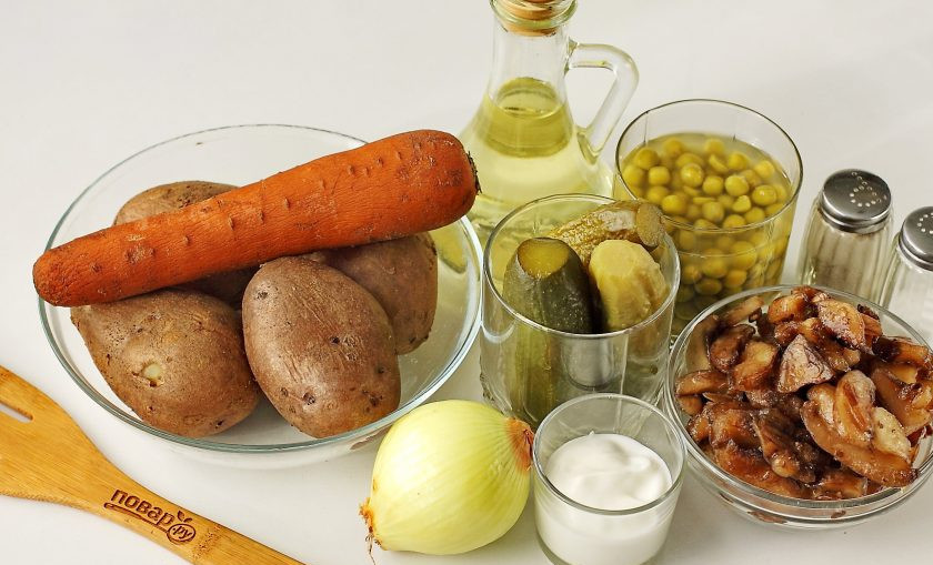 1. Этап. Постный Оливье с грибами: Подготовьте все ингредиенты. Картофель и морковь отварите заранее до готовности и остудите.