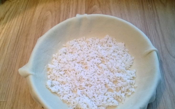 1. Этап. Губадья по-татарски: Первым слоем выложите половину риса.