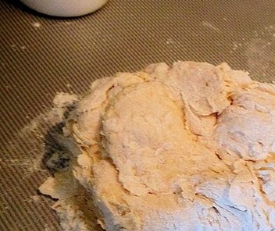 1. Этап. Пресные лепешки: 2. Начинаем замешивать тесто. При необходимости подсыпайте муку.