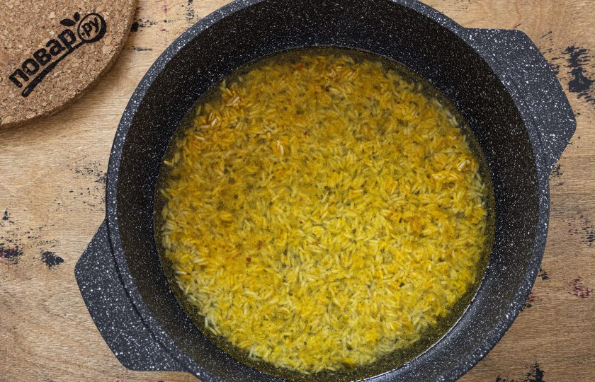 1. Этап. Рис по-индийски: Влейте горячую воду. Доведите до кипения и убавьте температуру до минимума. Накройте крышкой и варите 10-12 минут, чтобы вода полностью впиталась в рис.