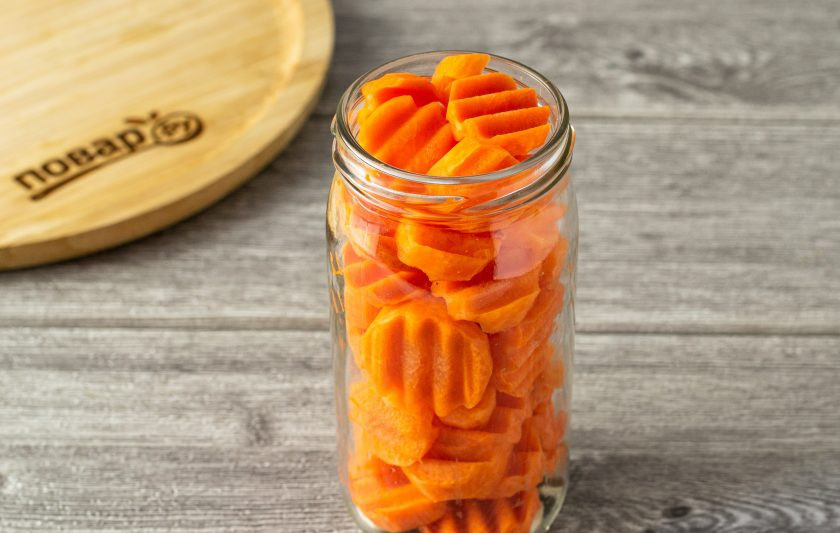 1. Этап. Маринованная морковь на зиму: Заполните банку морковью.