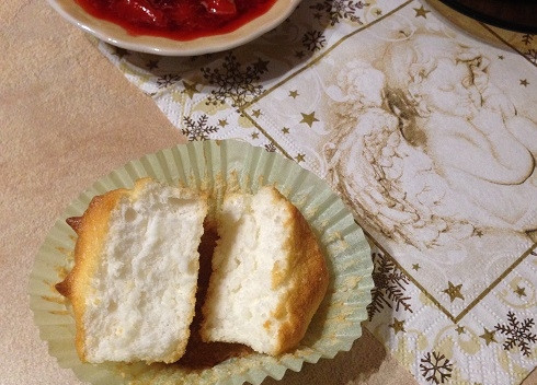 1. Этап. Ангельский капкейк: 10. А вот таким белоснежным получается ангельский капкейк внутри.