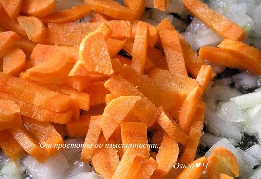 1. Этап. Оссобуко из курицы: На том же растительном масле обжарьте лук почти до прозрачности, добавьте морковь и сельдерей (у меня в этот раз не было).