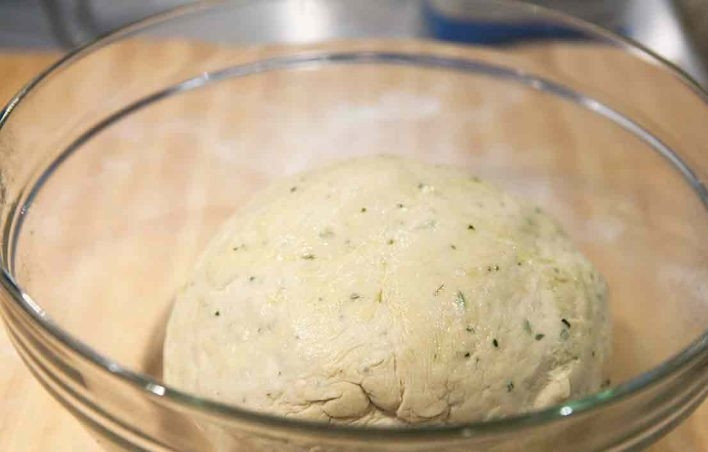 1. Этап. Итальянская фокачча с розмарином: 8. Смажьте растительным маслом миску и выложите в нее тесто.