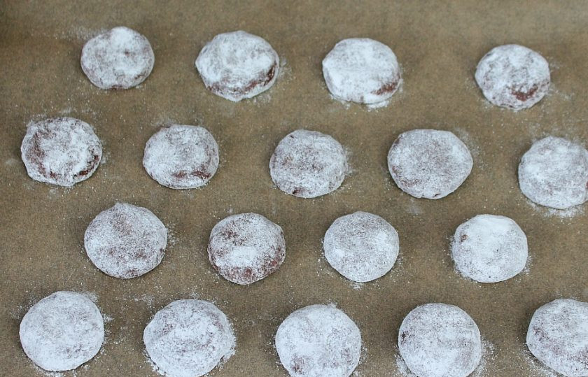 1. Этап. Мраморное печенье: Выкладываем печенье на противень. Отправляем в разогретую духовку. Готовим при температуре 190 градусов около 12 минут.