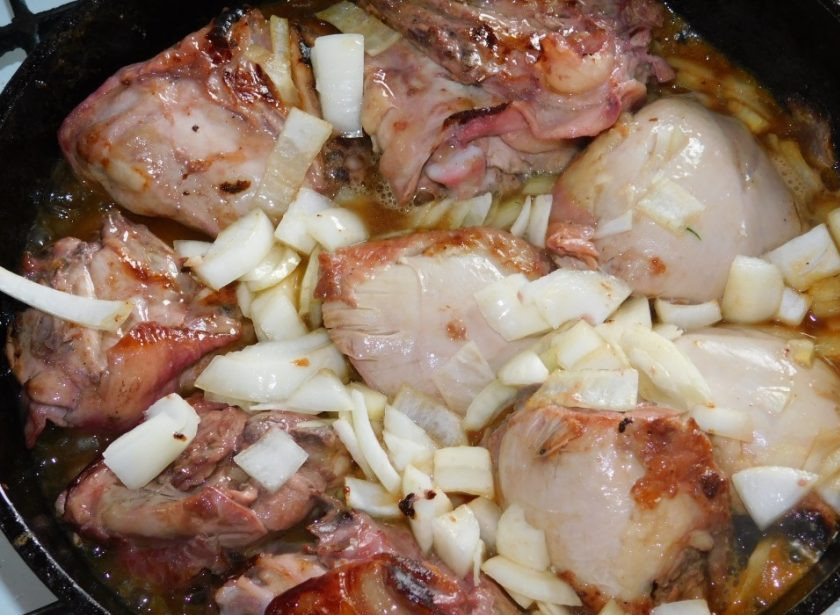 1. Этап. Куриные бедра в малиновом маринаде: Добавьте нарезанный лук, влейте немного воды и оставьте тушиться под крышкой до готовности, минут 15-20.