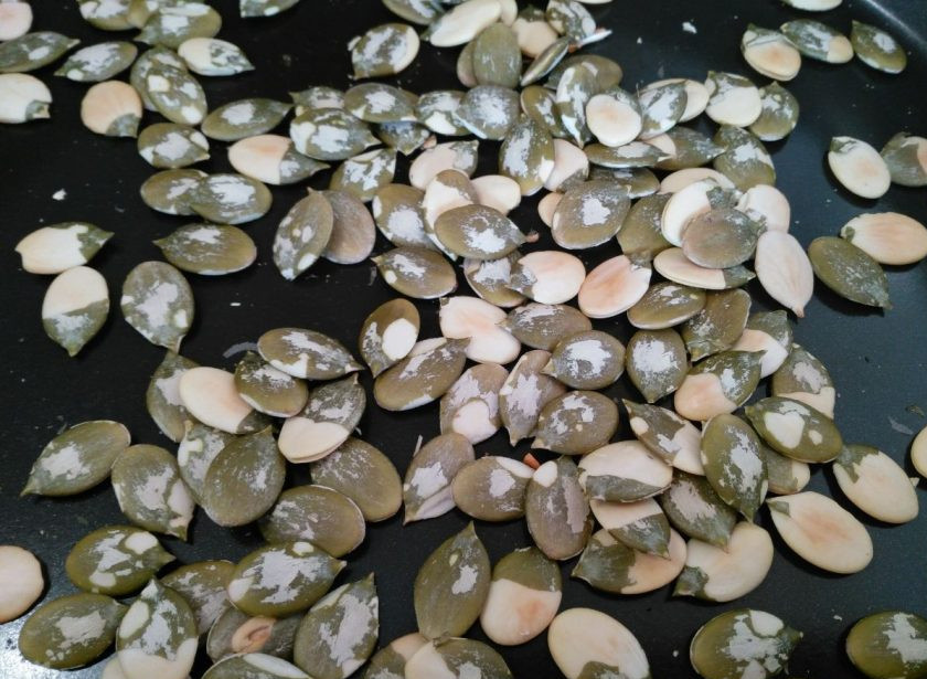 1. Этап. Салат из томленой свеклы с тыквенными семечками: Подсушите тыквенные семечки (если они не жареные) на разогретой сковороде (на слабом огне) без добавления масла в течение 3-5 минут при постоянном помешивании, дайте немного остыть.