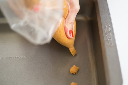 1. Этап. Печенье из пюре батата: 4. Выложите в пакет, отрежьте краешек и отсадите тесто на противень небольшими печеньками. Отправьте в разогретую до 180 градусов духовку. Выпекайте около 15 минут до румяности. Попробуйте печенье из пюре батата, это действительно вкусненько!