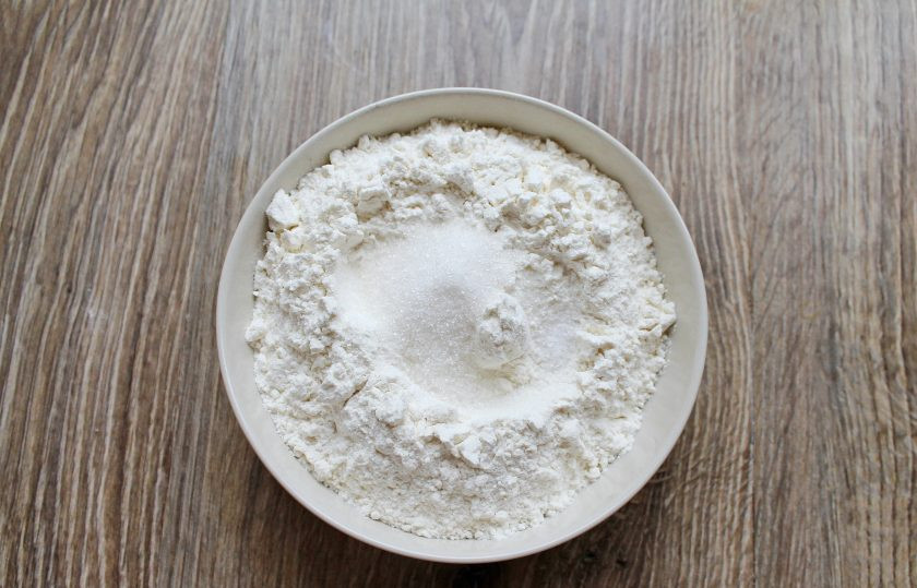 1. Этап. Рогалики с нутеллой: В миску просейте муку, добавьте разрыхлитель и соль, ванилин, перемешайте.