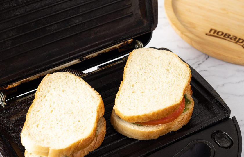 1. Этап. Сэндвич Капрезе: Готовьте сэндвич в двухстороннем гриле или бутерброднице 4-5 минут.