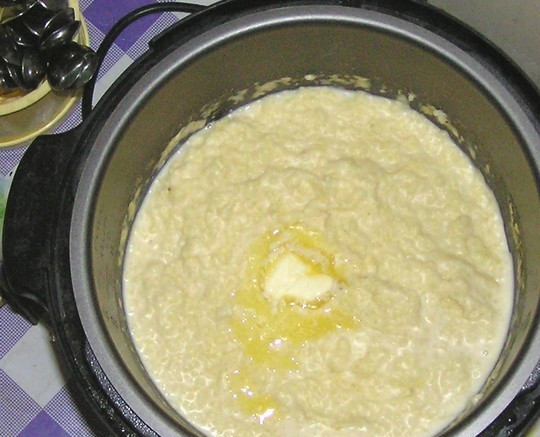 1. Этап. Пшенка на молоке: Затем в кашу добавьте масло. Блюдо перемешайте. Приятного аппетита!