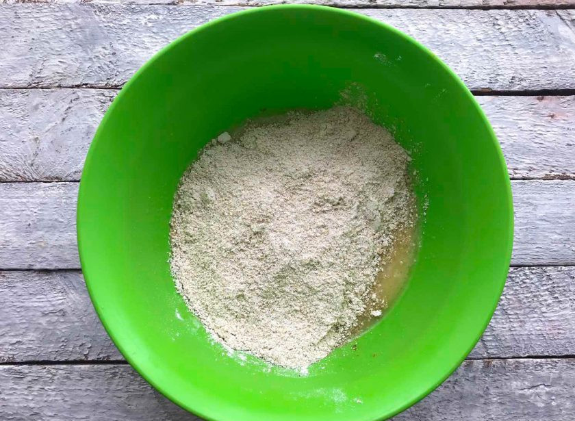 1. Этап. Овсяное печенье на сливочном масле: Всыпьте овсянку и перемешайте.