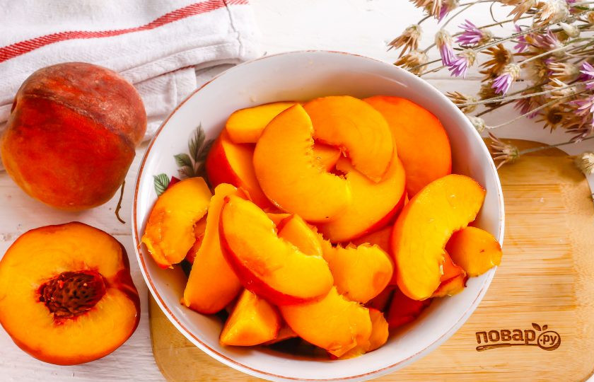 1. Этап. Варенье из персиков в мультиварке: Персики промойте в воде, удаляя весь ворсистый слой с поверхности фруктов. Разделите на две части и удалите косточку. Нарежьте ломтиками или кубиками.