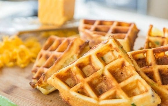 1. Этап. Вафли с беконом и сыром: 7. Запекайте вафли до готовности. Приятного аппетита!