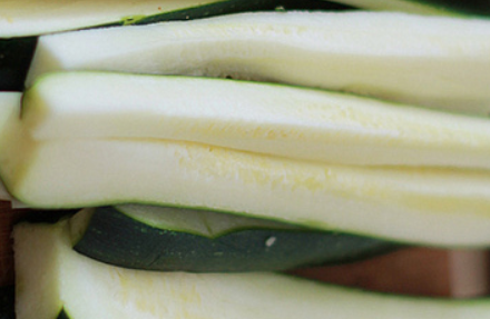 1. Этап. Кабачковые палочки в сырном кляре: Кабачки промываем и нарезаем тонкими, длинными палочками. Толщина - 1,5-2 см.