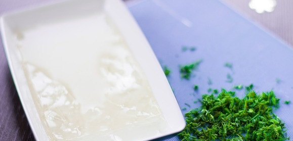 1. Этап. Парфе из креветок: Желатин замочите в холодной воде. Укроп измельчите.